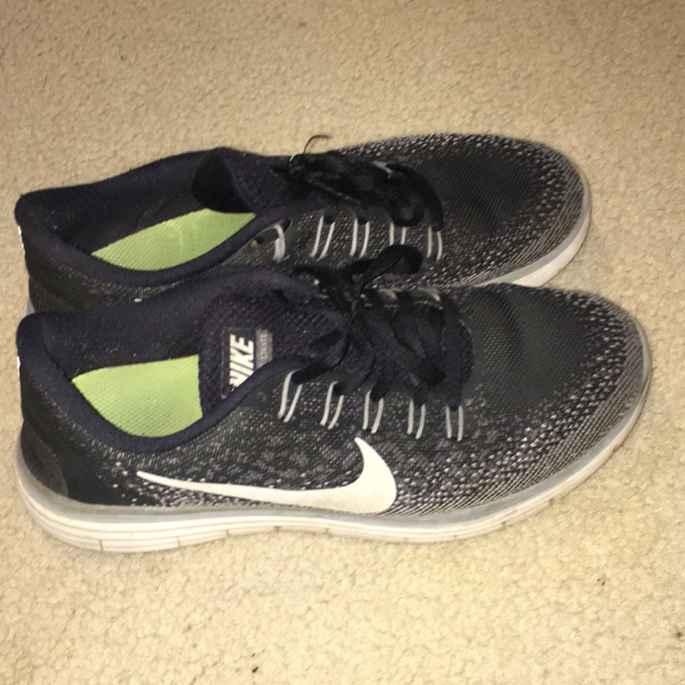 Black nike shoes